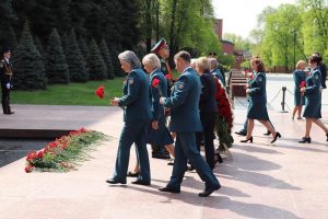 Сотрудники налоговой возложили цветы к Могиле Неизвестного Солдата у стен Кремля. Фото: официальный сайт Федеральной налоговой службы