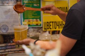 Участник ярмарки в Митине отправляет в зону СВО мед и другую гуманитарную помощь. Фото: Анна Темнышова, «Вечерняя Москва»