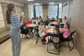 Сухой душ создали в ДК «Десна» в рамках мастер-класса. Фото: официальная страница ДК «Десна» в социальных сетях