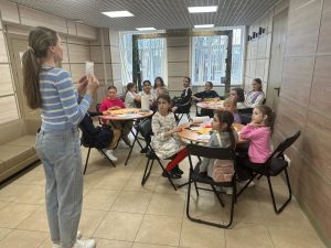 Сухой душ создали в ДК «Десна» в рамках мастер-класса. Фото: официальная страница ДК «Десна» в социальных сетях