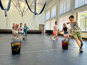 Спортивные детские эстафеты прошли в ДК «Десна». Фото: официальная страница ДК «Десна» в социальных сетях в социальных сетях