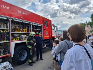 Специалисты ПСО №313 провели познавательное мероприятие по пожарной безопасности в детском лагере «Дружба». Фото: пресс-служба Управления по ТиНАО Департамента ГОЧСиПБ