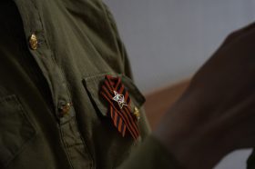 Специалисты ДК «Десна» передадут артефакты военно-патриотической эстафеты «Никто не забыт и ничто не забыто» в ЦКС «Филимоковское».Фото: Анна Быкова, «Вечерняя Москва»