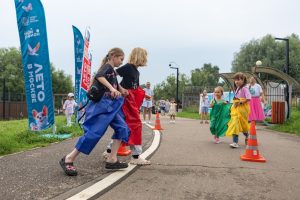 Сотрудники ДК «Московский» провели развлекательную программу в парке «Пыхтино». Фото: официальная страница ДК «Московский» в социальных сетях