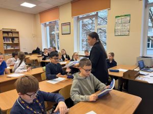 Активисты МП Филимонковского района организовали квиз для учеников школы №2065. Фото предоставила член МП Филимонковского района Татьяна Мыскова
