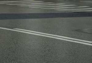 Работы по обновлению дорожной разметки продолжаются в микрорайоне Град Московский. Фото: Анна Быкова, «Вечерняя Москва»