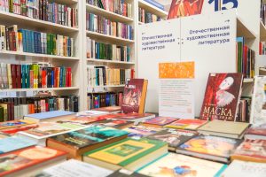 Книжная выставка «Непрочитанные книги» стартовала в ДК «Первомайское» . Фото: Ксения Догонашева, «Вечерняя Москва»
