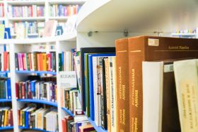 Горожан пригласили на книжную выставку «Достоевский» в ДК «Первомайское». Фото: Ксения Догонашева, «Вечерняя Москва»