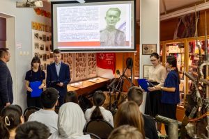 Девятиклассникам провели открытый урок «Учителя Победы». Фото: официальная страница ДШИ «Гармония» в социальных сетях