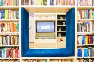 Сотрудники библиотеки №262 проведут кинопоказ. Фото: Ксения Догонашева, «Вечерняя Москва»